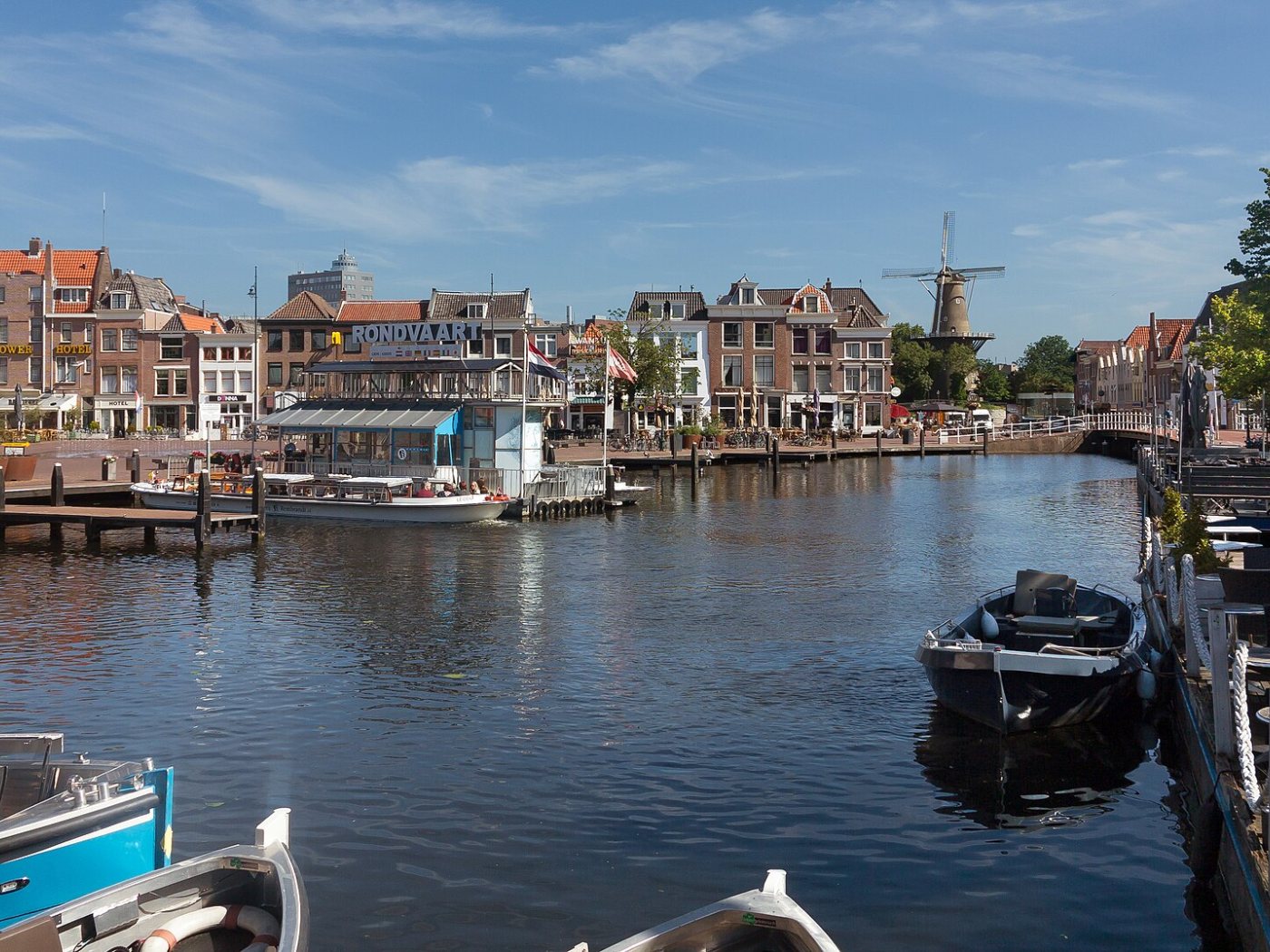 De Vismarkt aan het water in Leiden, met terrassen en de Grote Kerk op de achtergrond