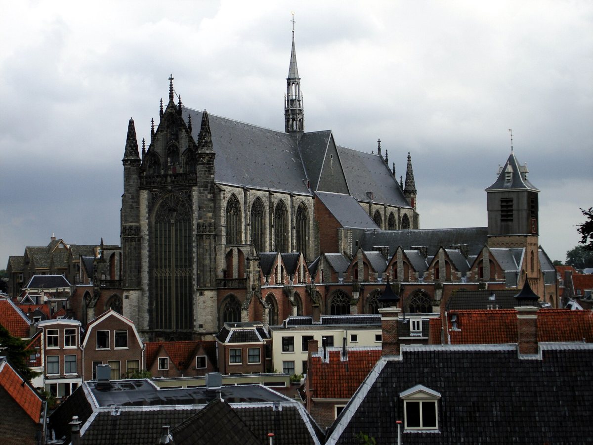 De Grote Kerk en het kasteel van Leiden weerspiegeld in het water